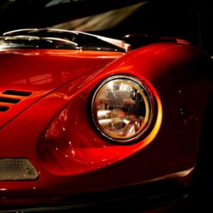 Rød klassisk Ferrari Dino set fra siden med de bløde, runde linjer fra 1960'ernes italienske sportsvognsdesign