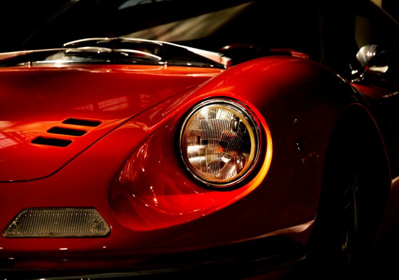Rød klassisk Ferrari Dino set fra siden med de bløde, runde linjer fra 1960'ernes italienske sportsvognsdesign